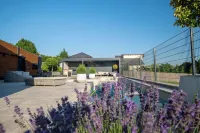 Amazing 3 bedroom villa with outdoor pool next to Budapest Các khách sạn ở 