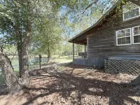 Peaceful 2BR Cabin Retreat in Tifton-Shady Pondside Getaway on Quiet Dirt road