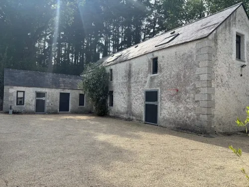 Charming Newly Renovated  Barnhouse in the heart of Enniskerry 브레이 호텔