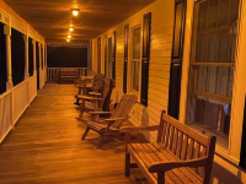 Spacious 5-bedroom farmhouse in delightful Kenoza Lake with WiFi, AC, Hotels in Delaware