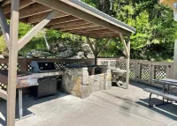 Recently Renovated Spacious 4BR with POOL, GAME ROOM, LAKE minutes to MOUNT SNOW