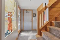 Spacious MTN Retreat Near Ski Resorts, hot tub, home office, and Pet-Friendly Hotels in Millcreek