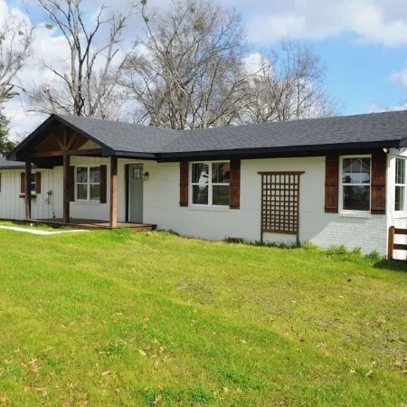 3-bedroom house with WiFi and AC in Lindale close to downtown and I-20