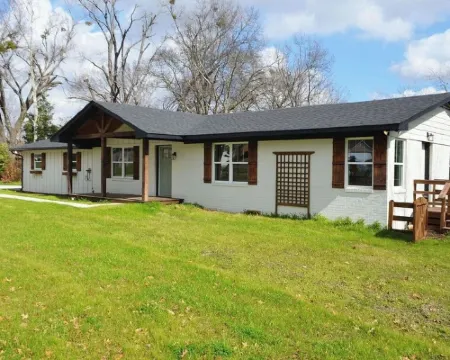 3-bedroom house with WiFi and AC in Lindale close to downtown and I-20 リンデールのホテル