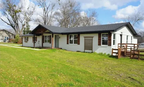 3-bedroom house with WiFi and AC in Lindale close to downtown and I-20