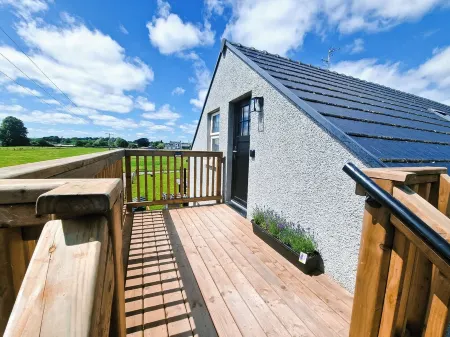 Lorraine's Loft - Hot Tub Get Away. Stunning countryside Views!