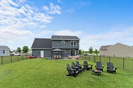 The Oasis, New! 7 beds on 1/2 acre  near Lake Geneva