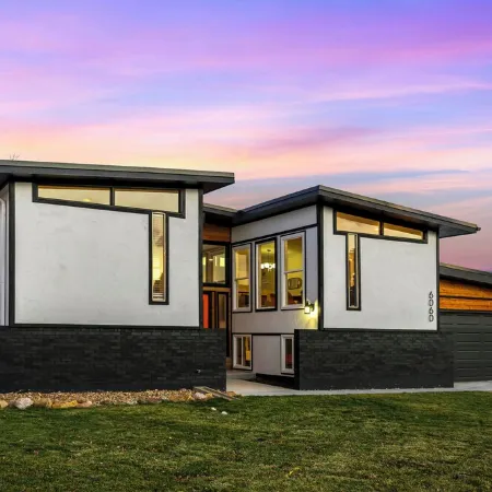 Hot Tub, Games, Fire Pit, Grill, Easy Access to Denver, Olde Town and Red Rocks