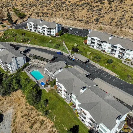 Lovely 2-bedroom condo in Chelan, close to town with mountain views