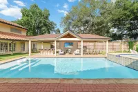 Katy Oasis with Huge Patio, Pool & Game Room - piscina