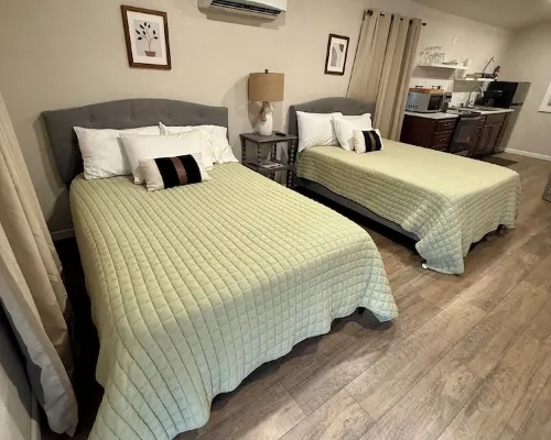 Modern 2 bed cabin 2 miles from Lake Nimrod and within 30 mins of 4 state parks Hotels in Plainview