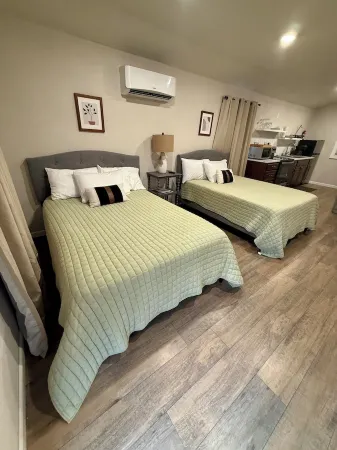 Modern 2 bed cabin 2 miles from Lake Nimrod and within 30 mins of 4 state parks