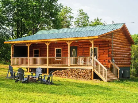 Chantilly Ridge. Hot Tub, Wifi, Near Blue Ridge Parkway Отели в г. Пайпер Гэп