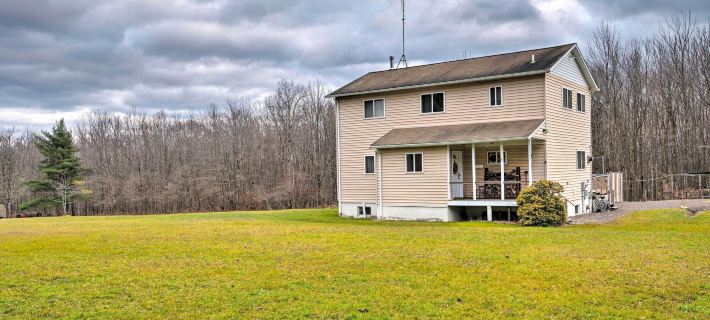 Private Hot Tub & Fireplace: Poconos Home! Hotels in Wayne County