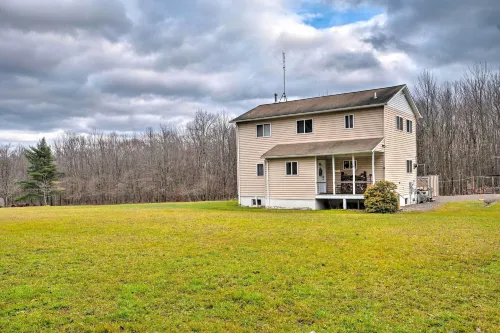 Private Hot Tub & Fireplace: Poconos Home! - que admiten mascotas