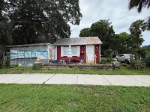The Red Cottage ~ 5 Min. Stroll to Historic St. George Street - on Site Parking