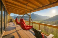 Sky High Retreat - Epic Views, Hot Tub, King Suites, Game Loft, Pet-Friendly