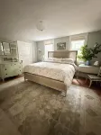 6bedroom, 4bath, chefs kitchen, central air, ping pong, walking distance to town - 4-Star
