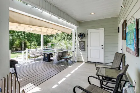 Custom Coastal Getaway in the Heart of Long Beach, stroll to beach and dining Отели рядом с достопримечательностью «Long Beach Yacht Club»