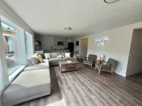 Convenient modern 2br home, 5 mins from airport.