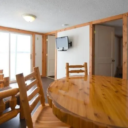 Beautiful lakeside 2 Bedroom cabin on private lake (Cabin#4)