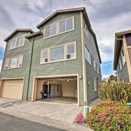 Gold Beach Townhome with Ocean Views and Sunroom!