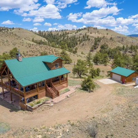 24-0089 Rustic Hartsel Getaway w/ 35-Acre Yard