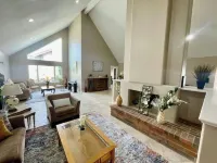 California Dream House w/pool & tennis court Hotels in Chatsworth