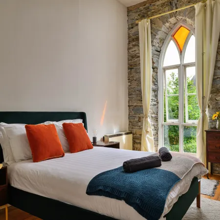 Chapel in Snowdonia with Hot Tub & Games Room Отели в г. Макинлет