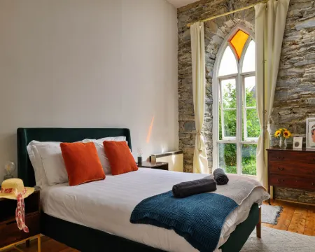 Chapel in Snowdonia with Hot Tub & Games Room Hotels in Machynlleth