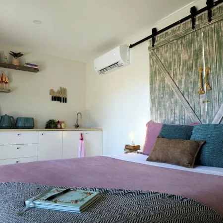 Wake with the Kangaroos: Sunrise Cabin Escape in Mudgee
