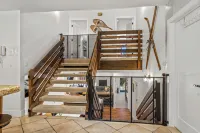 Large Luxury: Fun 4 the Whole Family. 2 min walk to Slopes. Hot Tubs. Pool Table