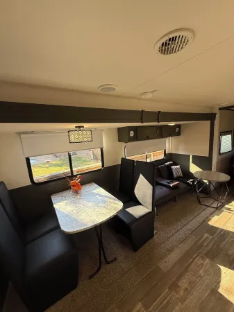 Cozy 2-bedroom caravan in nice Cleburne with AC, WiFi Отели в г. Клберн