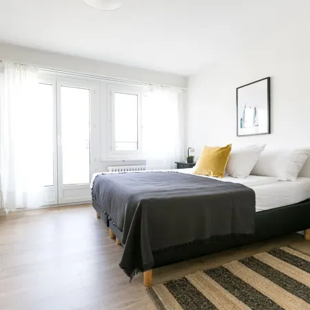 Modern Flat w Netflix Balcony top Location