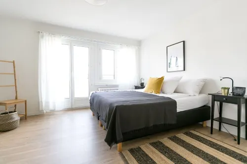 Modern Flat w Netflix Balcony top Location