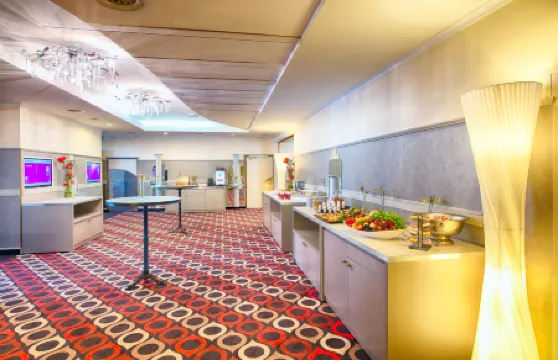 Leonardo Hotel Munich Arabellapark Отели рядом с достопримечательностью «Энглишер Гартен»