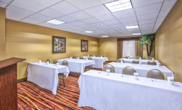 Holiday Inn Express & Suites MARYSVILLE by IHG