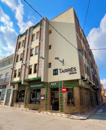 Hostal Tarrés Отели в г. Англес