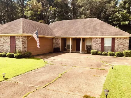 Cozy home just outside of Byram, MS