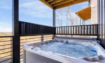 The Back Nine Retreat by AvantStay Private Golf Sim, Firepit & Mountain Views Near Dollywood