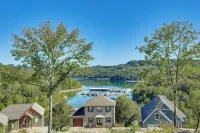 'Tookies Retreat' Walk to Mairina! Home w/ Hot Tub - 3-Star