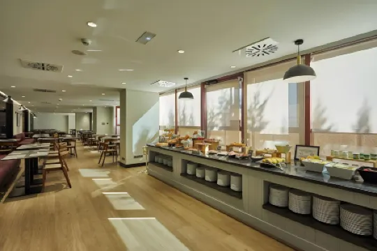 Silken Puerta Madrid Отели рядом с достопримечательностью «Парк Эль Параисо»