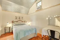 Cozy Couple's Cabin Retreat in Concan!