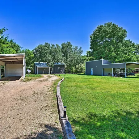 Charming Quitman Cabin < 2 Miles to Lake Fork