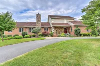 Charles Town Home w/ Private Pool & Hot Tub - 3 estrellas