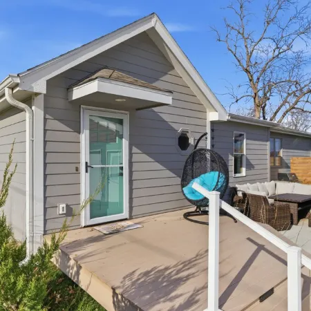 Cozy Lakeside Cottage for Families and Fun Seekers. Game room - Large Soaker Tub