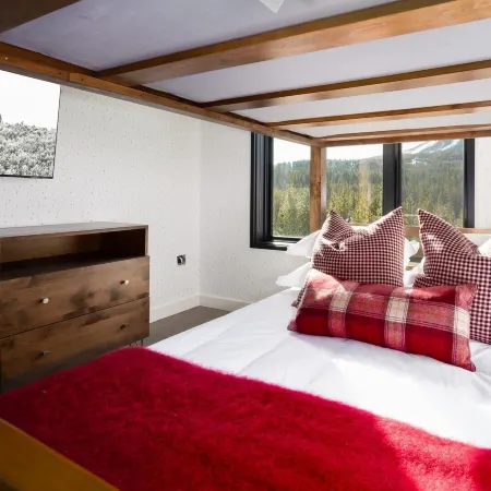 225 LakeLodge