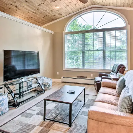 Readfield Retreat w/ Lake Maranacook Views!