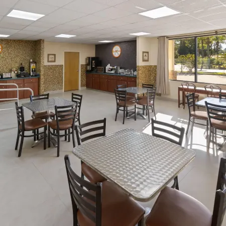 Howard Johnson by Wyndham Savannah GA