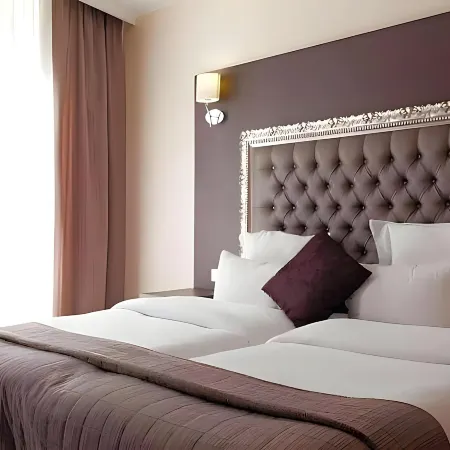 Hôtel Lebron Отели рядом с достопримечательностью «Кабаре Фоли-Бержер»